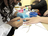 Contaminação por hepatite ameaça trabalho de manicures e tatuadores