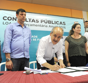 Fruet assina ordem de serviço para construção de mais três CMEIs na Regional Pinheirinho