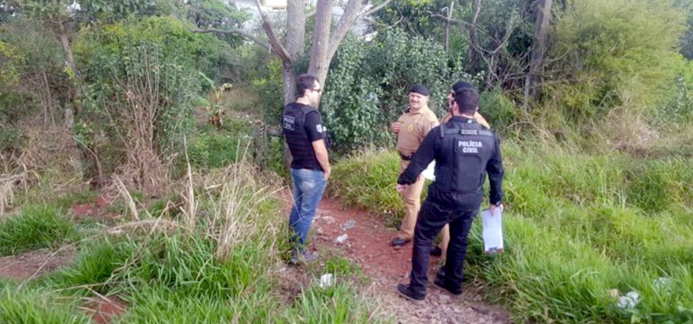 Adolescente é morta com facada no pescoço em meio a matagal em Curitiba