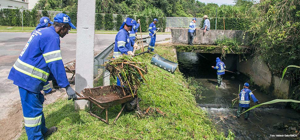 Prefeitura retira 120 toneladas de lixo dos rios por mês, de galhos a móveis