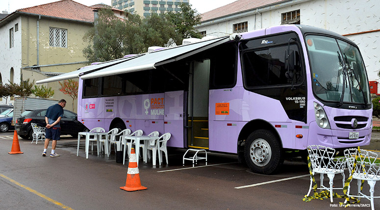 Ônibus Lilás leva informação e acolhimento às mulheres nas dez regionais