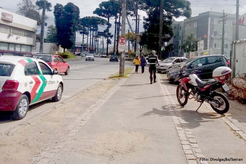 Setran guincha veículos com licenciamento vencido à venda em calçadas