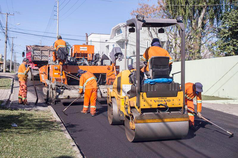 Greca leva asfalto novo à 58 ruas da Regional Pinheirinho