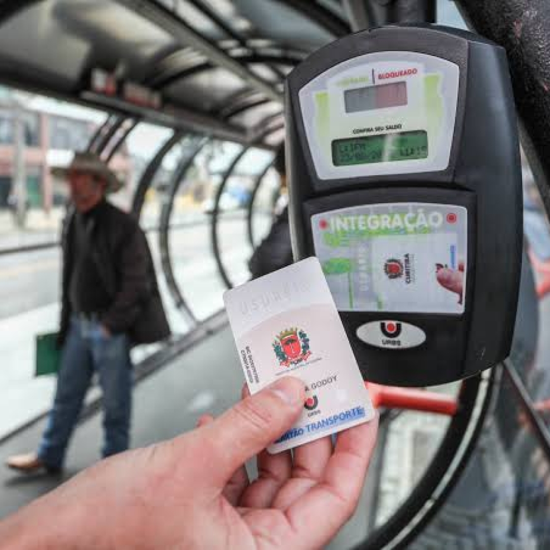 Meia tarifa de ônibus aos domingos e feriados em Curitiba