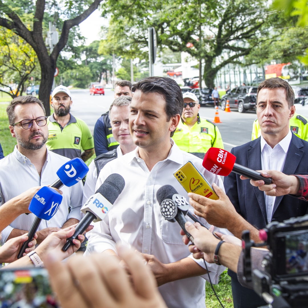 Eduardo Pimentel reforça sinalização de radares em Curitiba