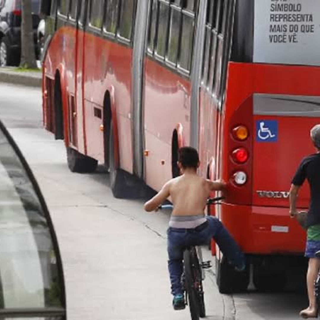 Projeto prevê multa para ciclistas que pegarem “rabeira” em ônibus