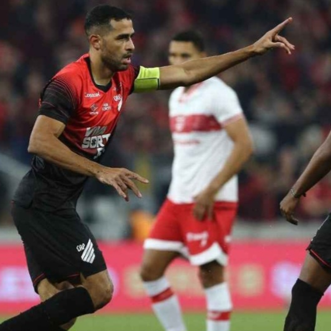 Athletico vence CRB e assume a liderança da Série B