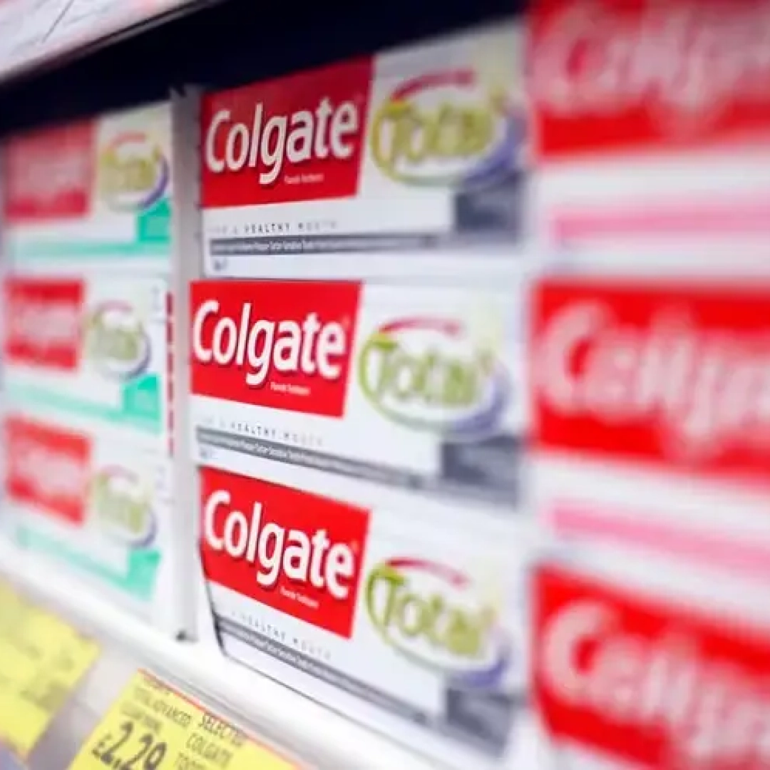 Anvisa volta a interditar venda do creme dental Colgate 