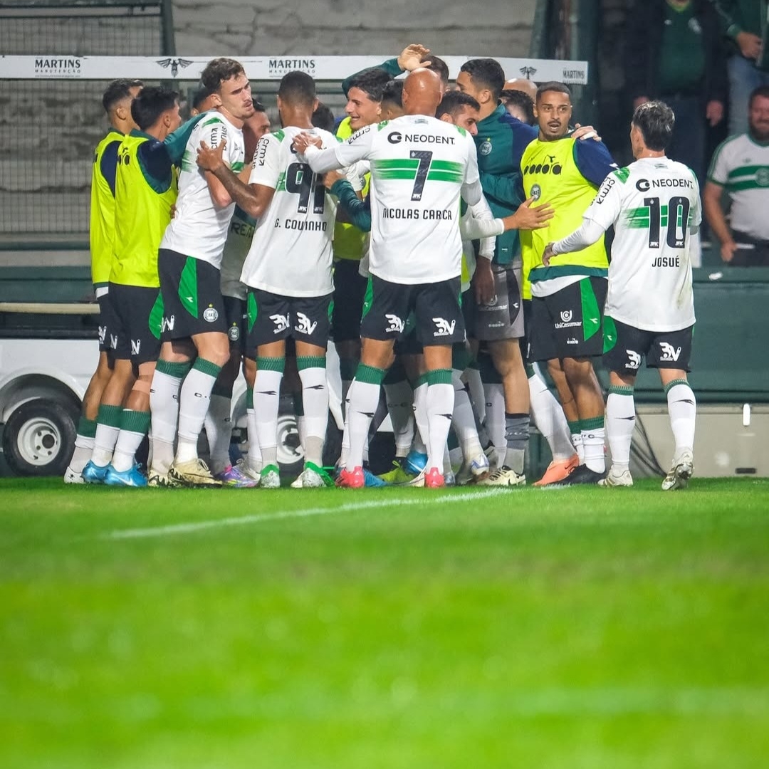 Coritiba vence América em casa e se mantém perto do G4