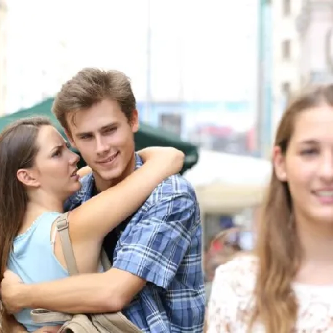 Homens passam quase um ano da vida observando mulheres