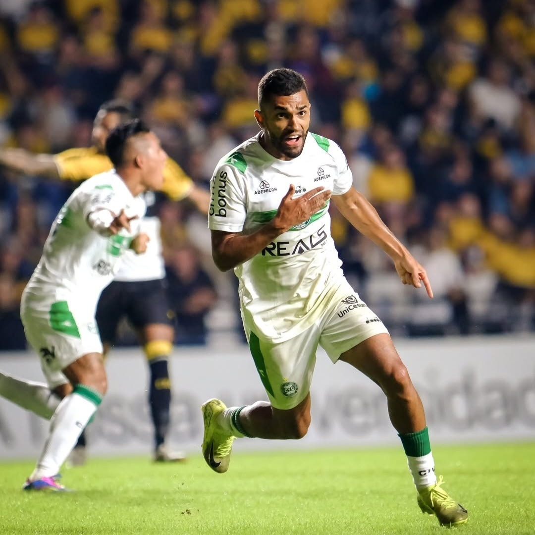 Coritiba vence Criciúma fora de casa e entra no G4