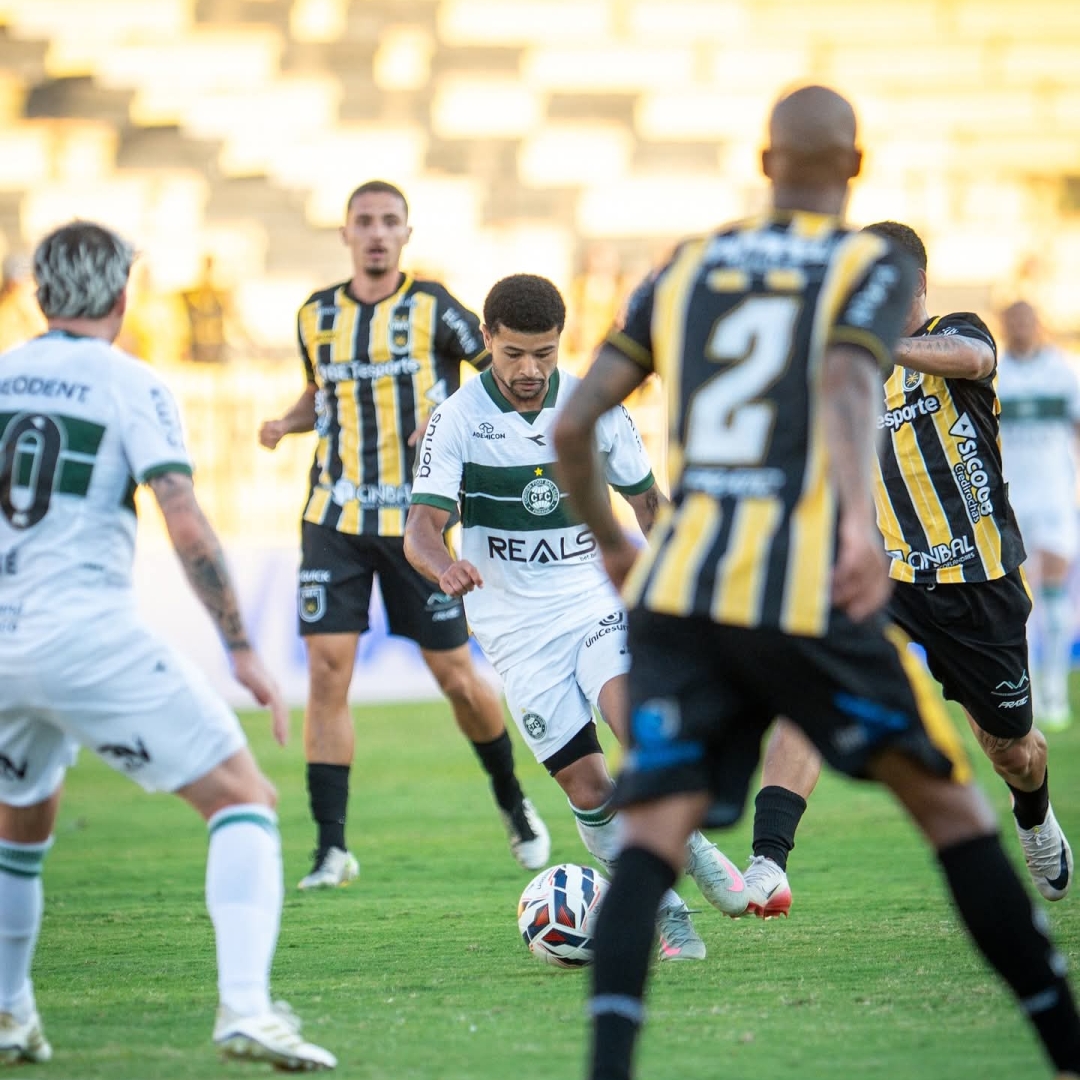 Coritiba vence o Volta Redonda e mantém a liderança