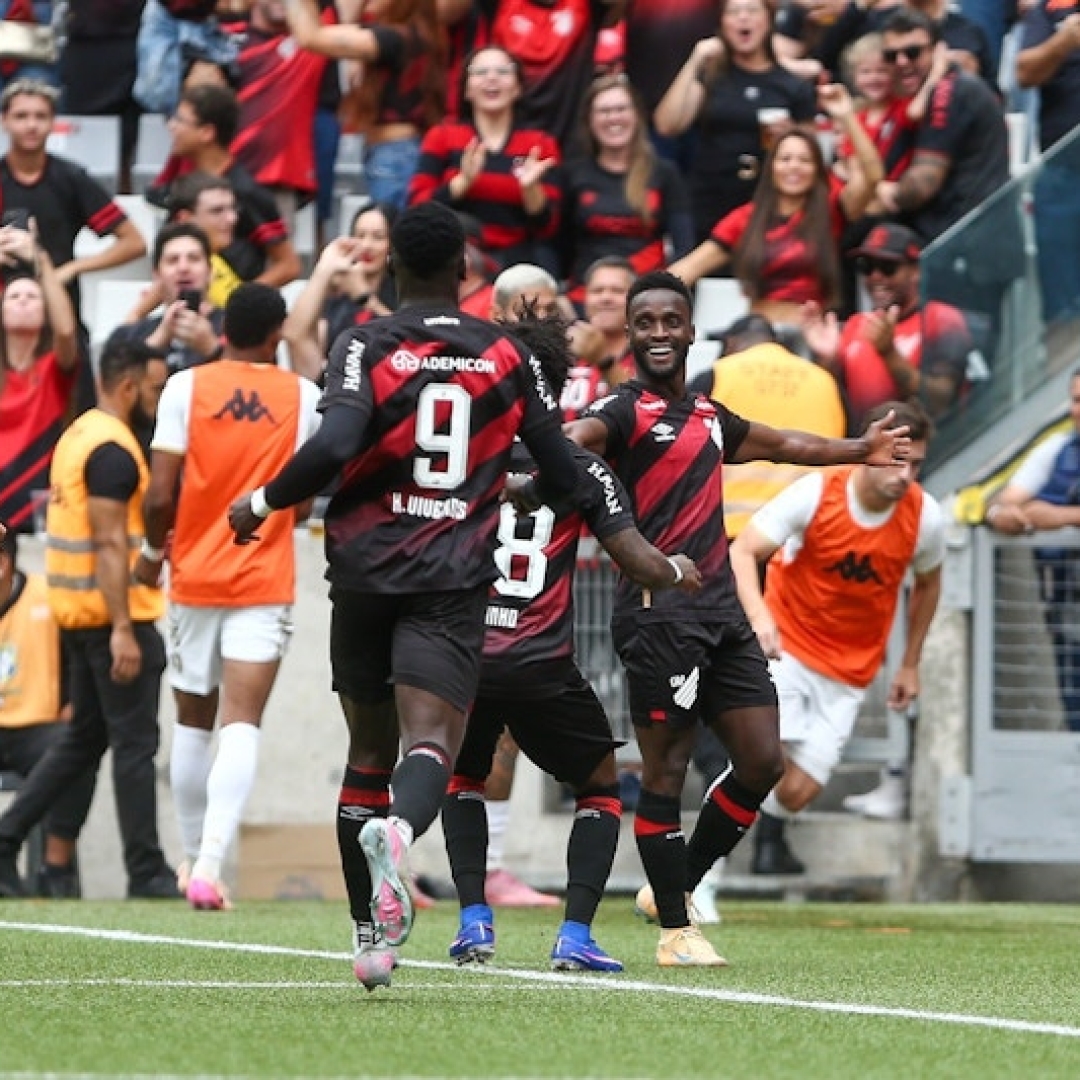Athletico bate a Chapecoense e volta a vencer no Brasileirão