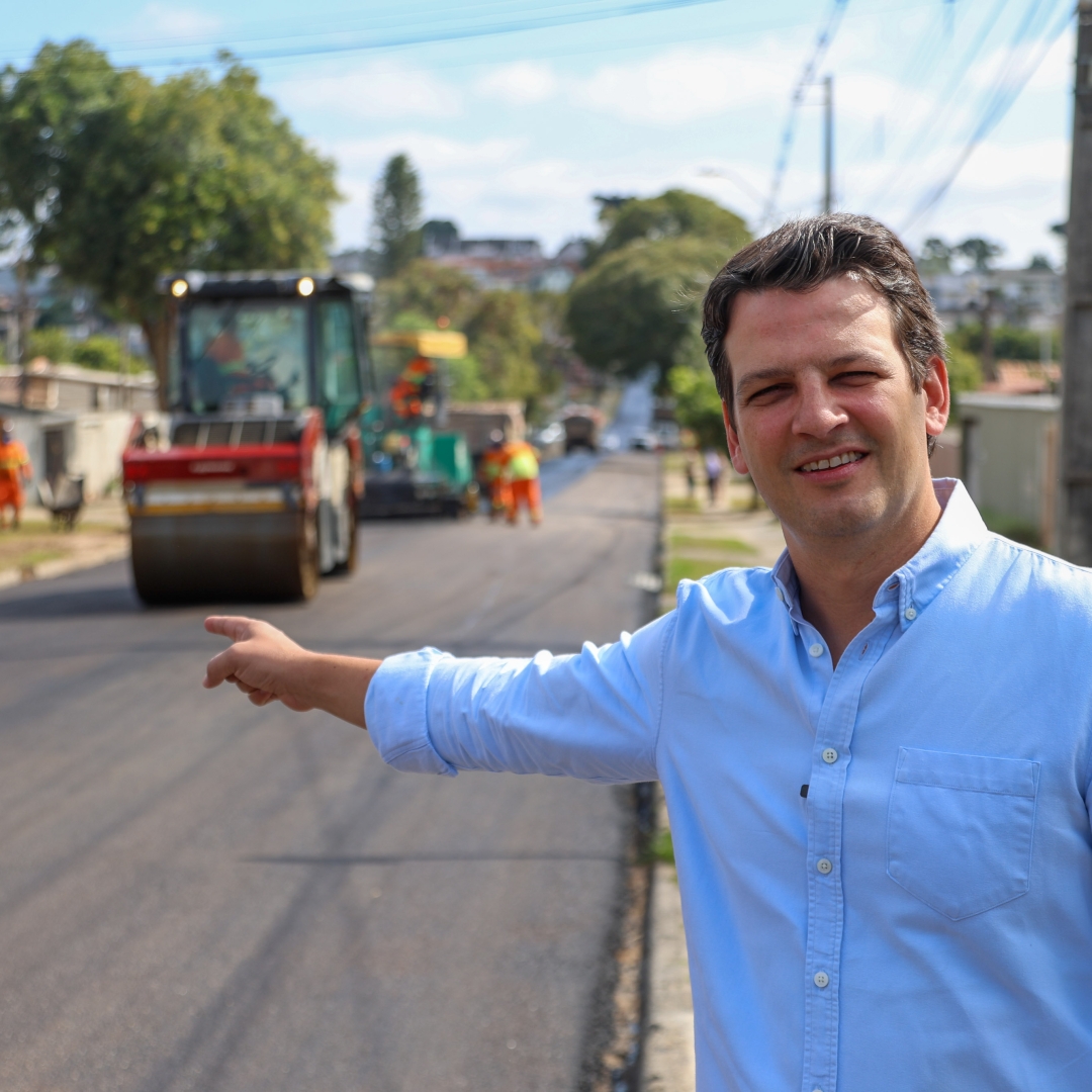 Prefeito acompanha obras e reforça investimento de R$ 2,2 milhões na malha viária de Curitiba
