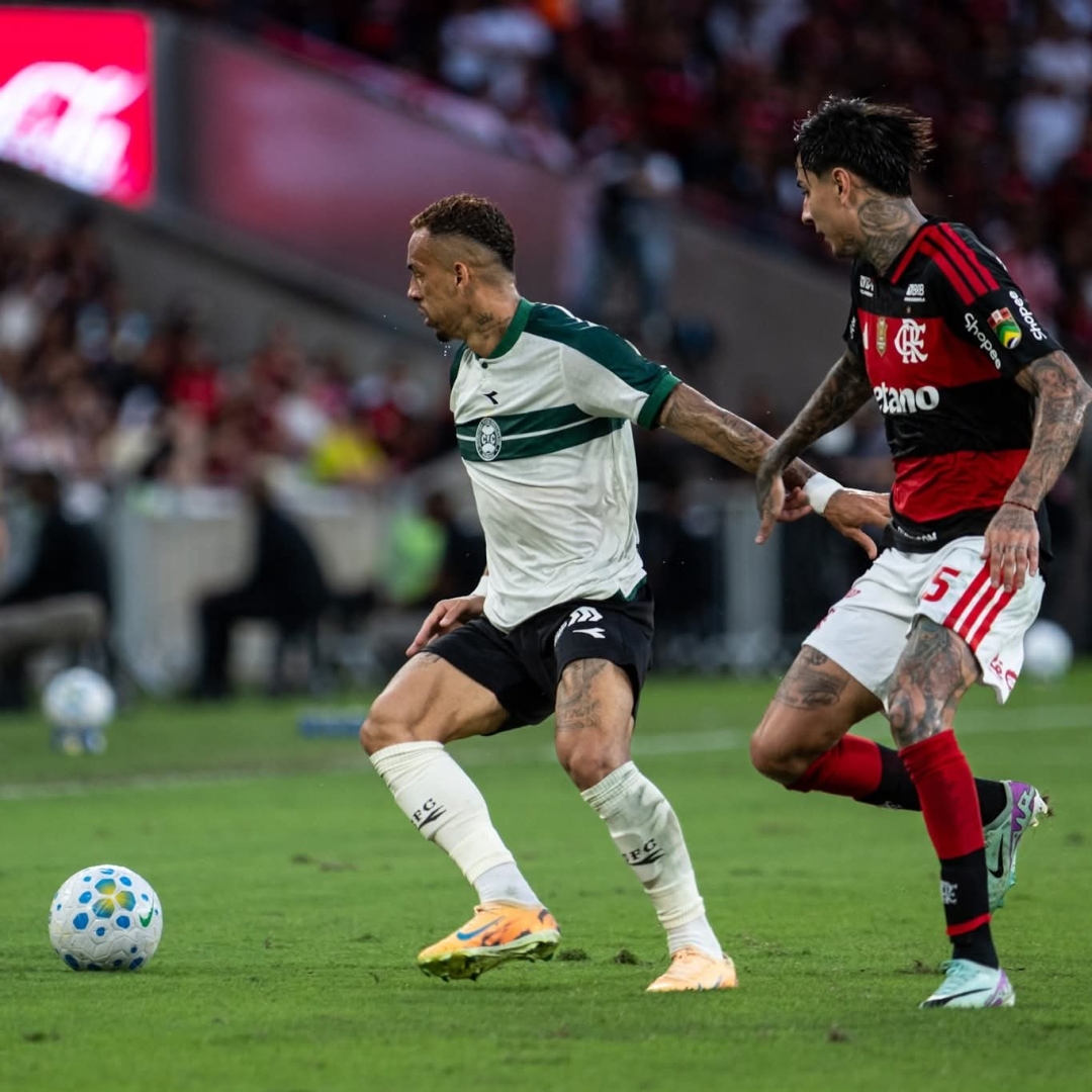 Flamengo vence Coritiba no Maracanã