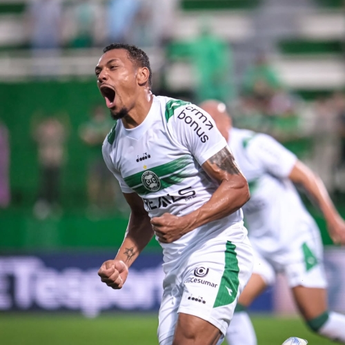 Coritiba quebra tabu e vence a Chapecoense pela primeira vez em Chapecó
