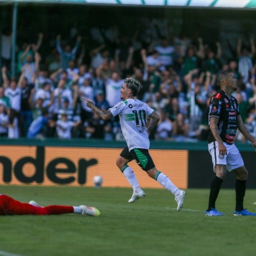Coritiba vence Operário e chega no G4