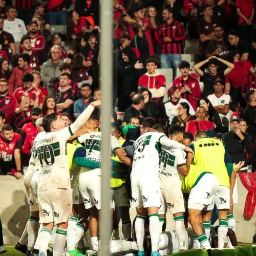 Coritiba vence o Athletico e assume a liderança da Série B