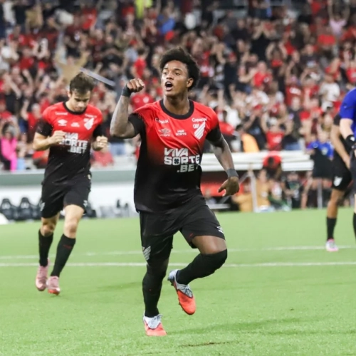 Athletico vence o Operário por 2 a 0 e assume a liderança do Grupo A