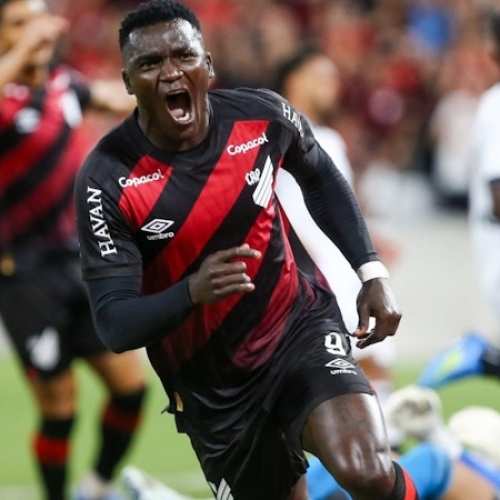 Athletico goleia o Botafogo e chega a vice liderança