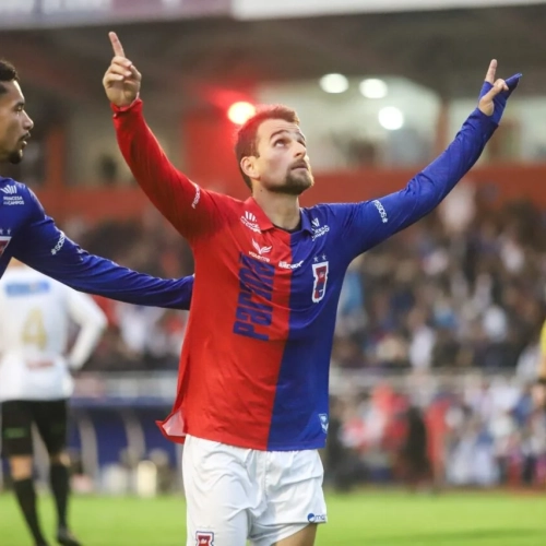 Paraná Clube vence o Araucária de virada e garante retorno à elite do Paranaense