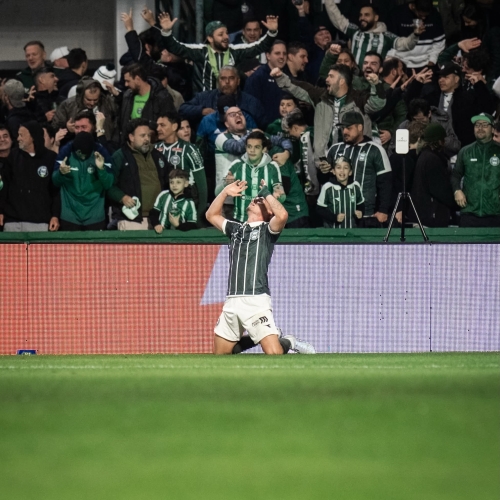 Coritiba reage no segundo tempo, vence o Bahia de virada e se aproxima do G4