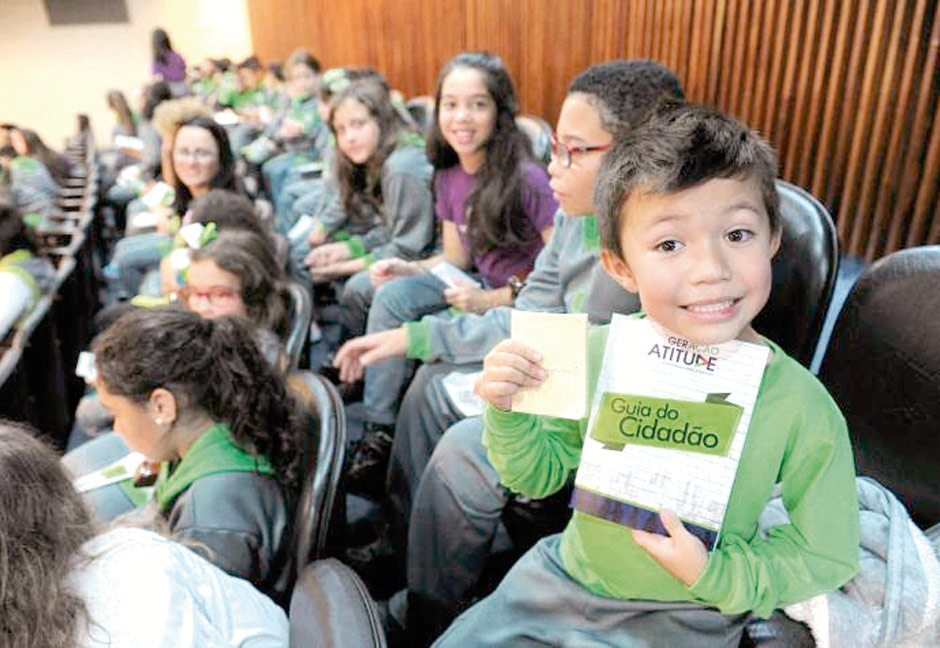 Alunos dos colégios Positivo e Amplação visitam a Assembleia e conhecem finalistas do “The Voice Kids”