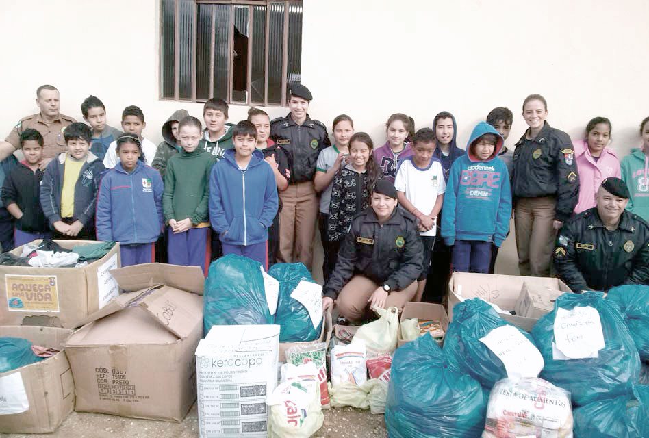 PM arrecada alimentos e agasalhos