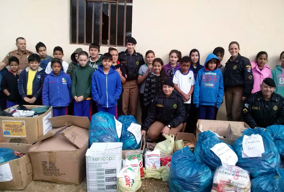 PM arrecada alimentos e agasalhos