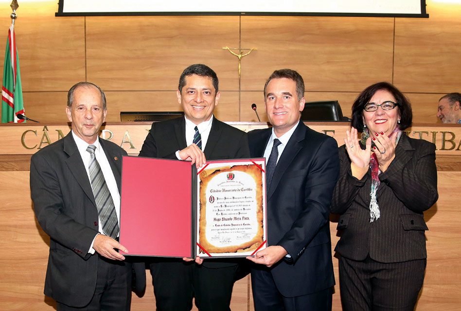 Professor Hugo Meza Pinto recebe cidadania honorária de Curitiba