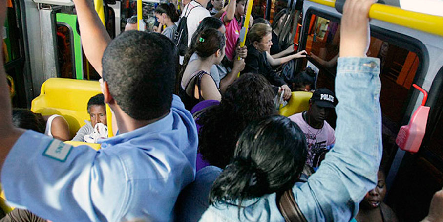 Homem preso dentro de ônibus por tentativa de estupro