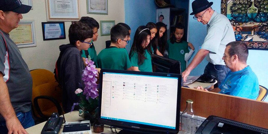 Estudantes visitam redação da Gazeta do Bairro