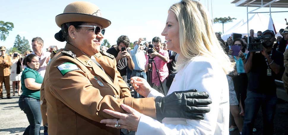 Cida dá posse à primeira mulher no comando-geral da PM do Paraná