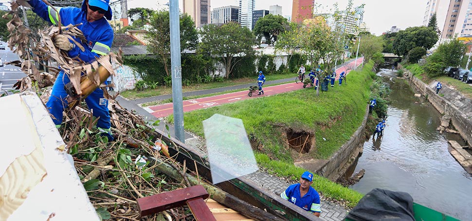 Cama box e sete mil quilos de lixo no Rio Belém