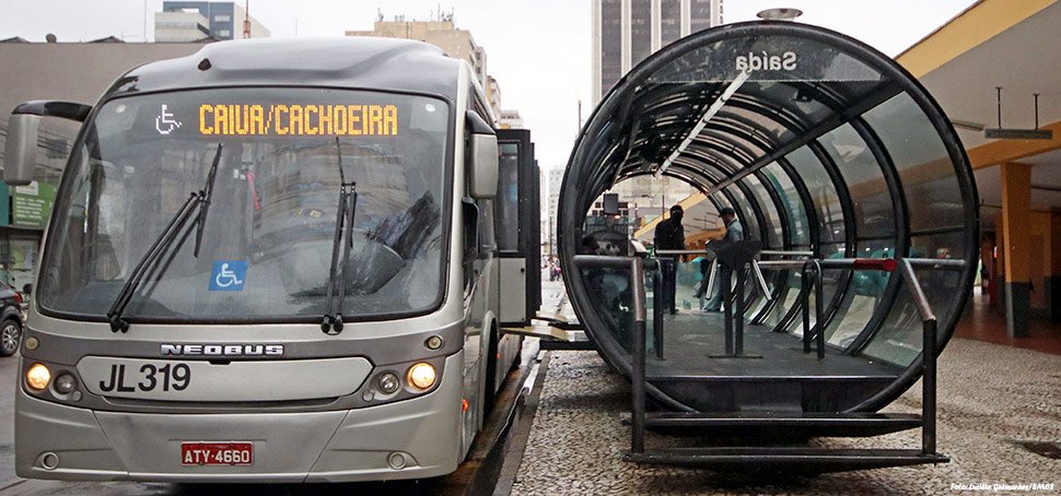 Assalto em ônibus articulado deixa passageiros sem celulares