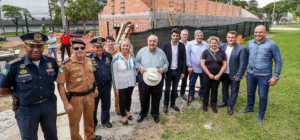 Obra da nova sede da 1ª Companhia do 13° Batalhão da Polícia Militar, no bairro Portão, recebe visita do prefeito Rafael Greca