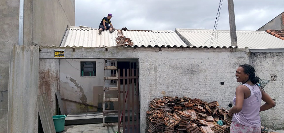 No Xapinhal voluntários cobrem casa atingida pela vento