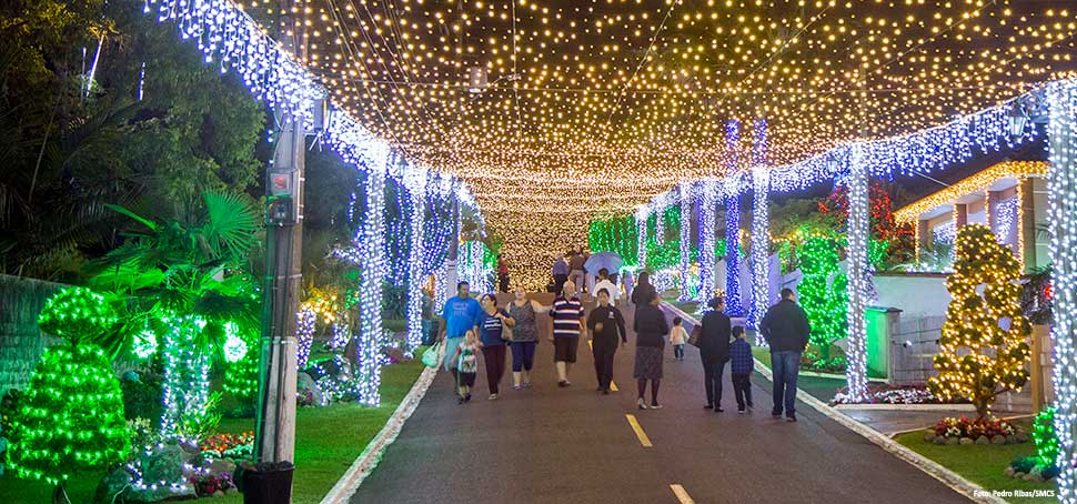 Rua iluminada da Família Moletta é atração no Umbará