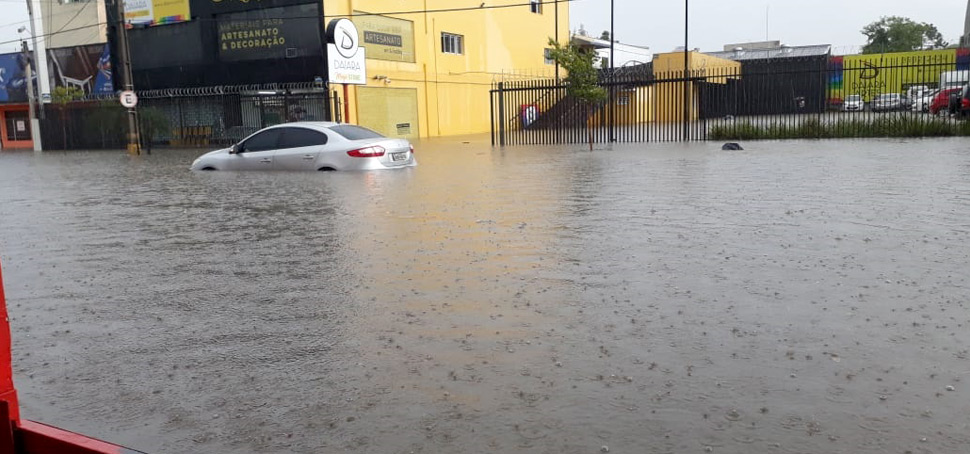 Chuva alaga partes da cidade