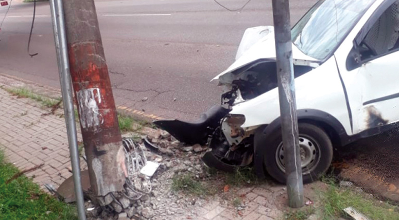 Um ferido e poste quebrado no Capão Raso