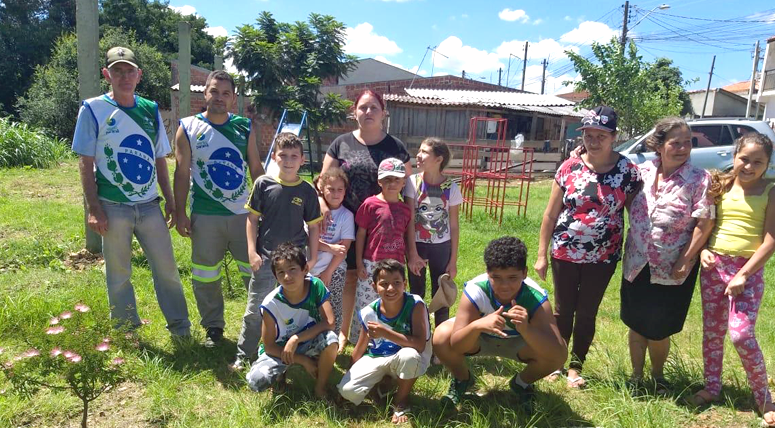 Comunidade Xapinhal na manutenção da praça