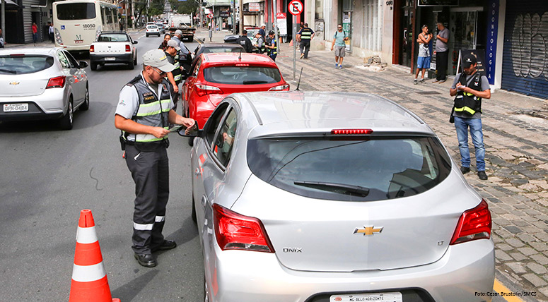 Tentar escapar da fiscalização dá multa e perda de pontos na carteira