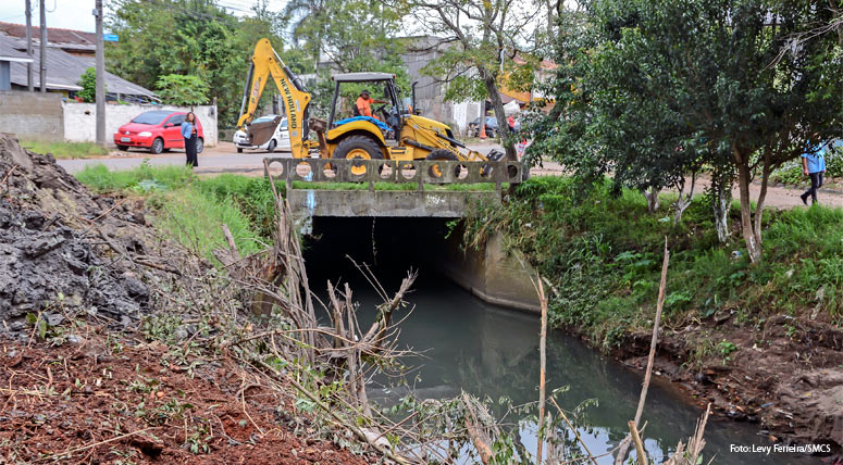 Prefeitura retira entulhos para dar mais vazão ao Rio Vila Formosa