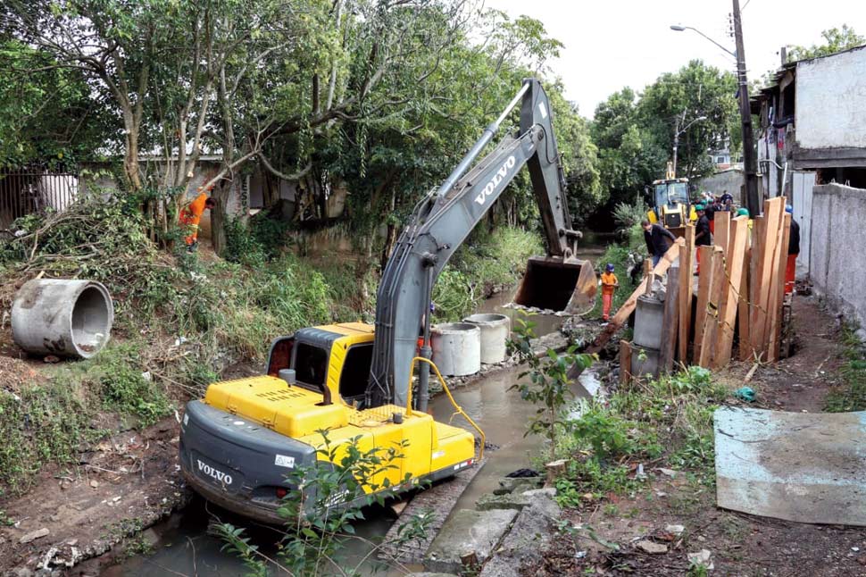 Obra de desassoreamento do Rio Vila Formosa no Novo Mundo