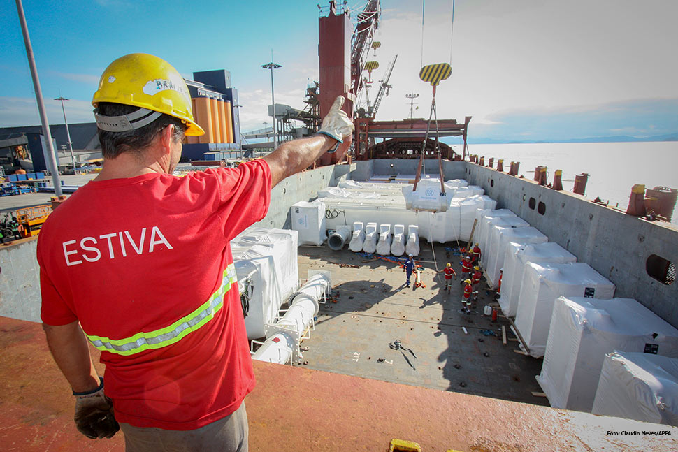 Porto de Paranaguá movimenta quatro mil trabalhadores por dia