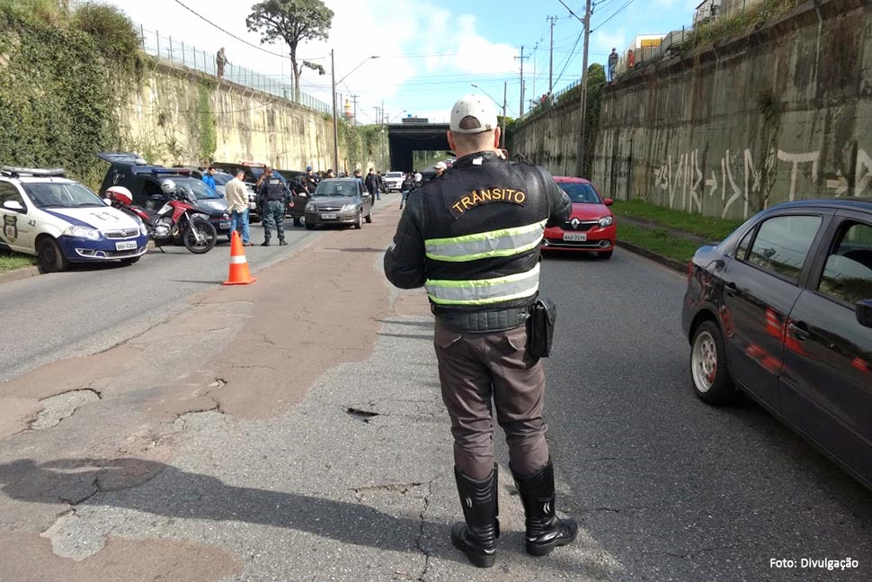 Operação integrada de trânsito apreende carros e motos irregulares