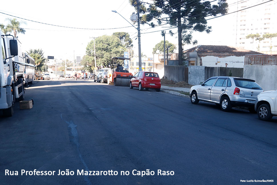 Moradores comemoram o asfalto novo em ruas do Capão Raso