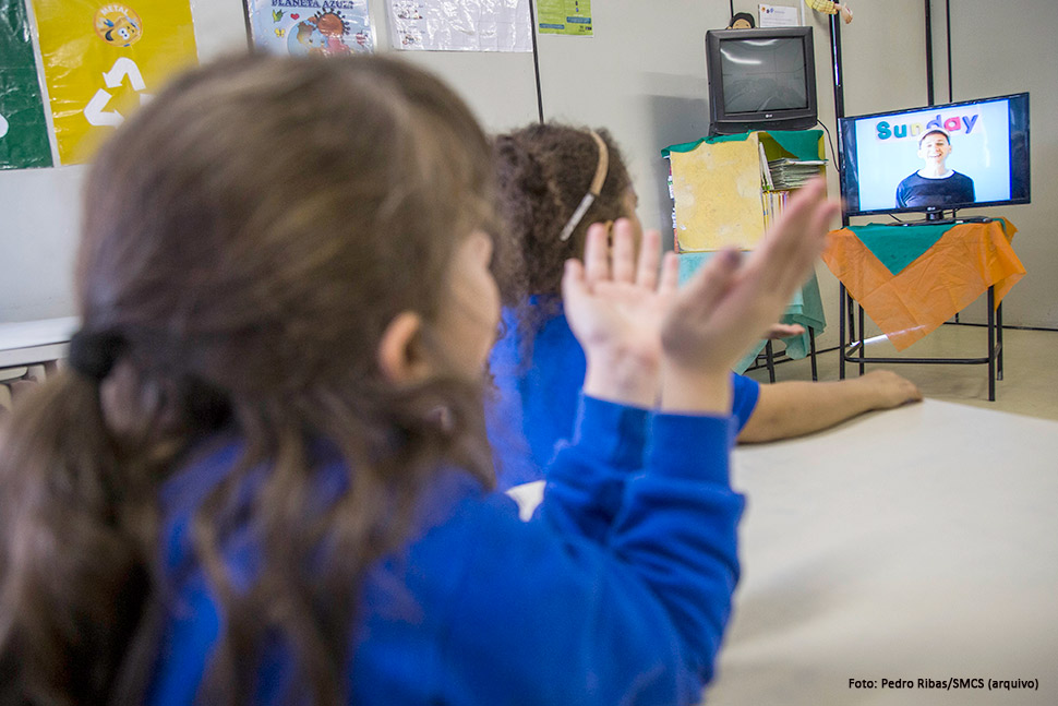 Aulas de inglês e espanhol começam para 700 estudantes de escolas municipais