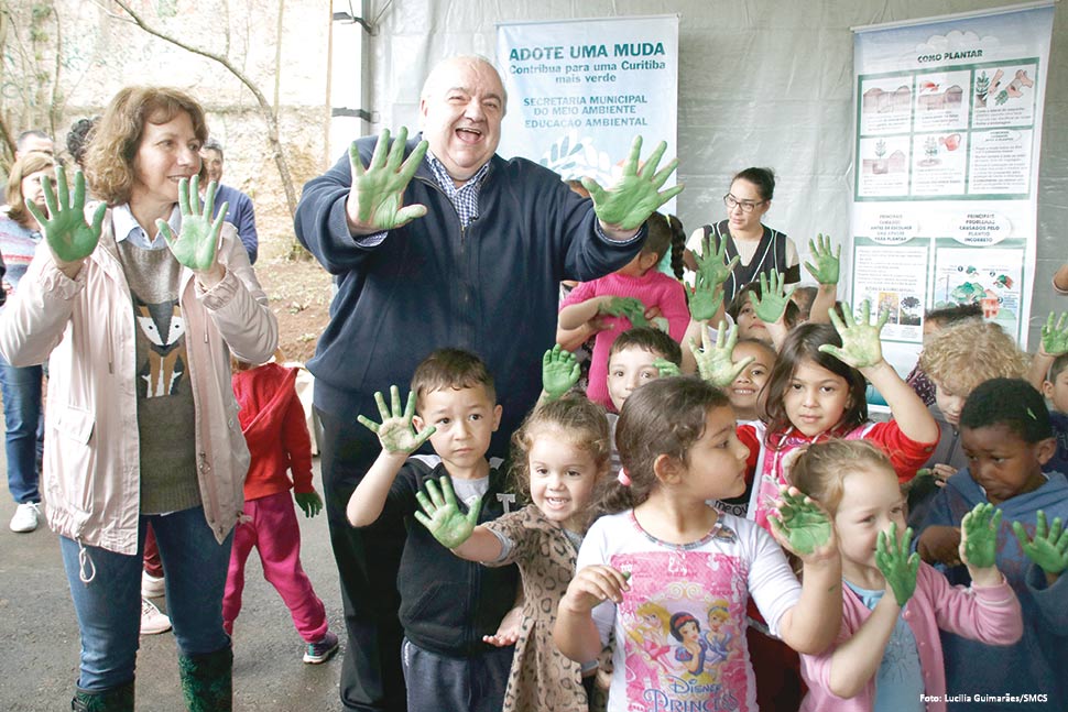 Rafael Greca começa desafio de plantar 100 mil mudas de árvores