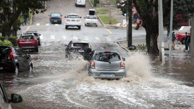 Equipes da Prefeitura estão nas ruas atendendo as ocorrências das chuvas